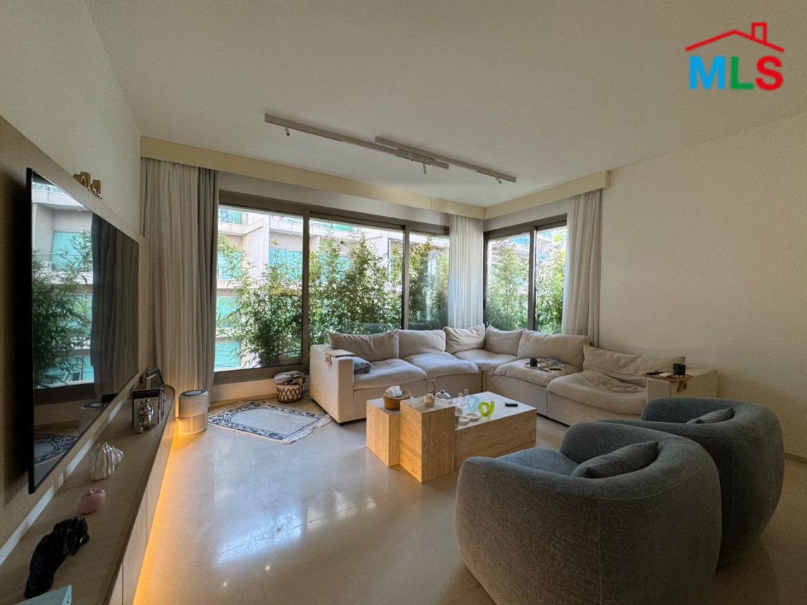 Fully Decorated Apartment For Sale in Ain Mreisseh