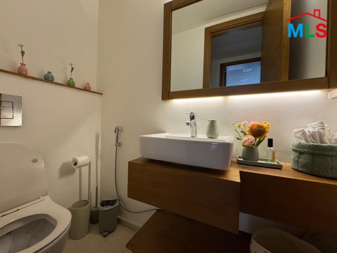 Fully Decorated Apartment For Sale in Ain Mreisseh