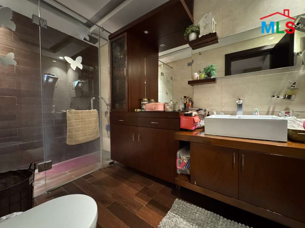 Fully Furnished Decorated High-End Apartment For Sale in Mansourieh