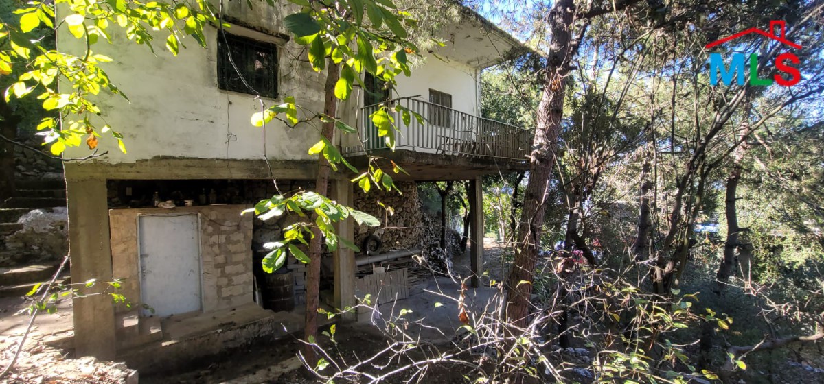 Land With A House For Sale in Achkout