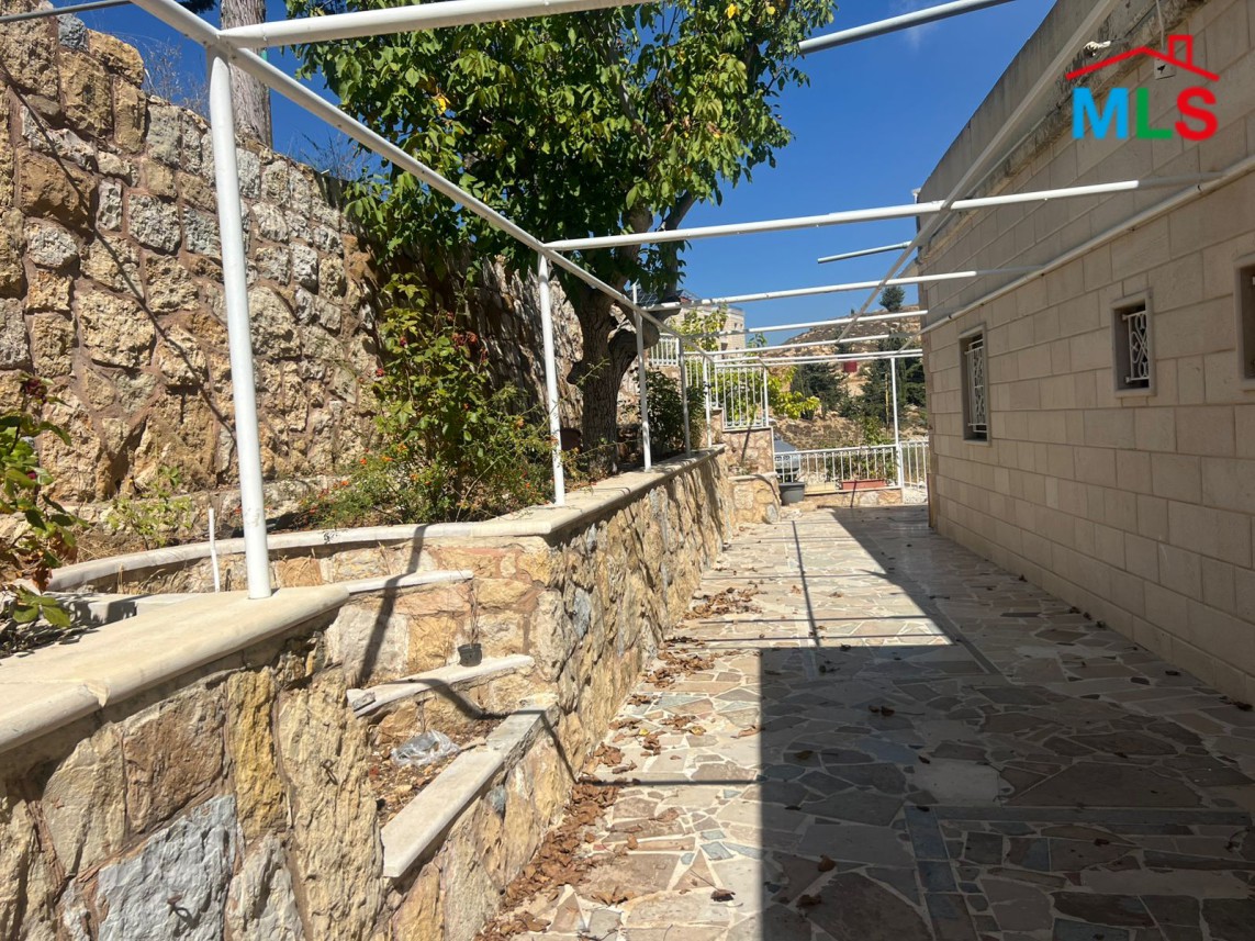 An Individual Building For Sale in Chanay, Bhamdoun
