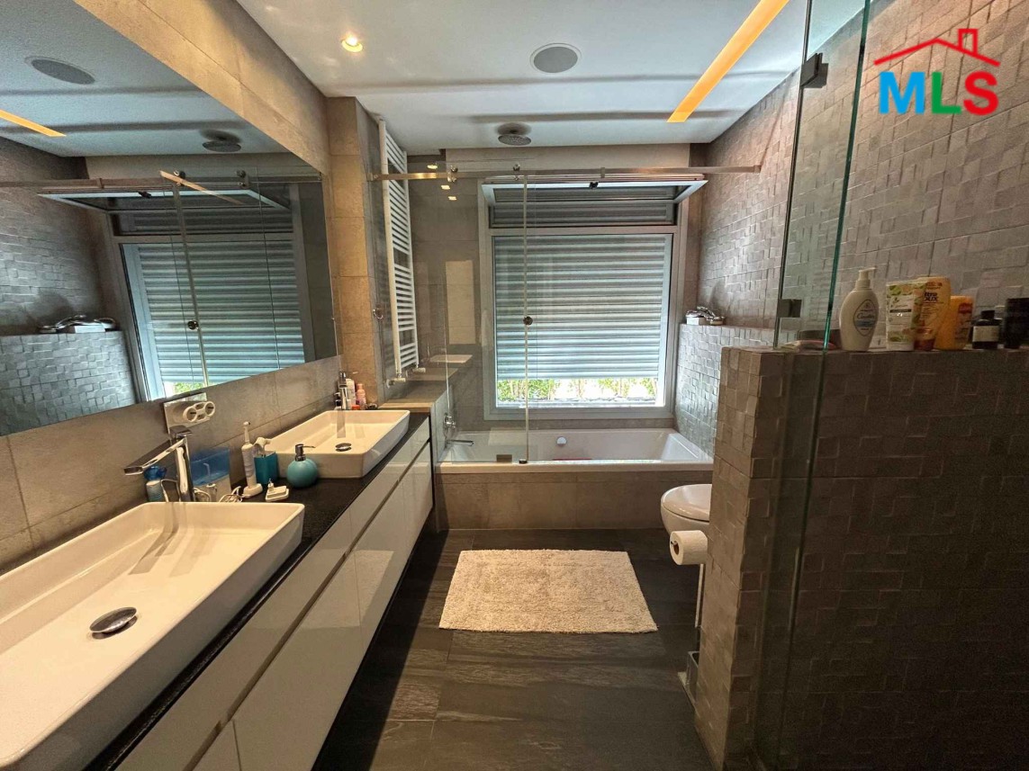 Penthouse with Terraces and Mountain City View For Sale in Achrafieh, Rizk