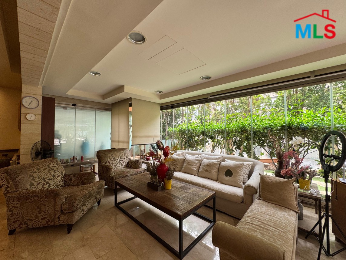 Fully Decorated Apartment For Sale In A Luxurious Building in Mansourieh