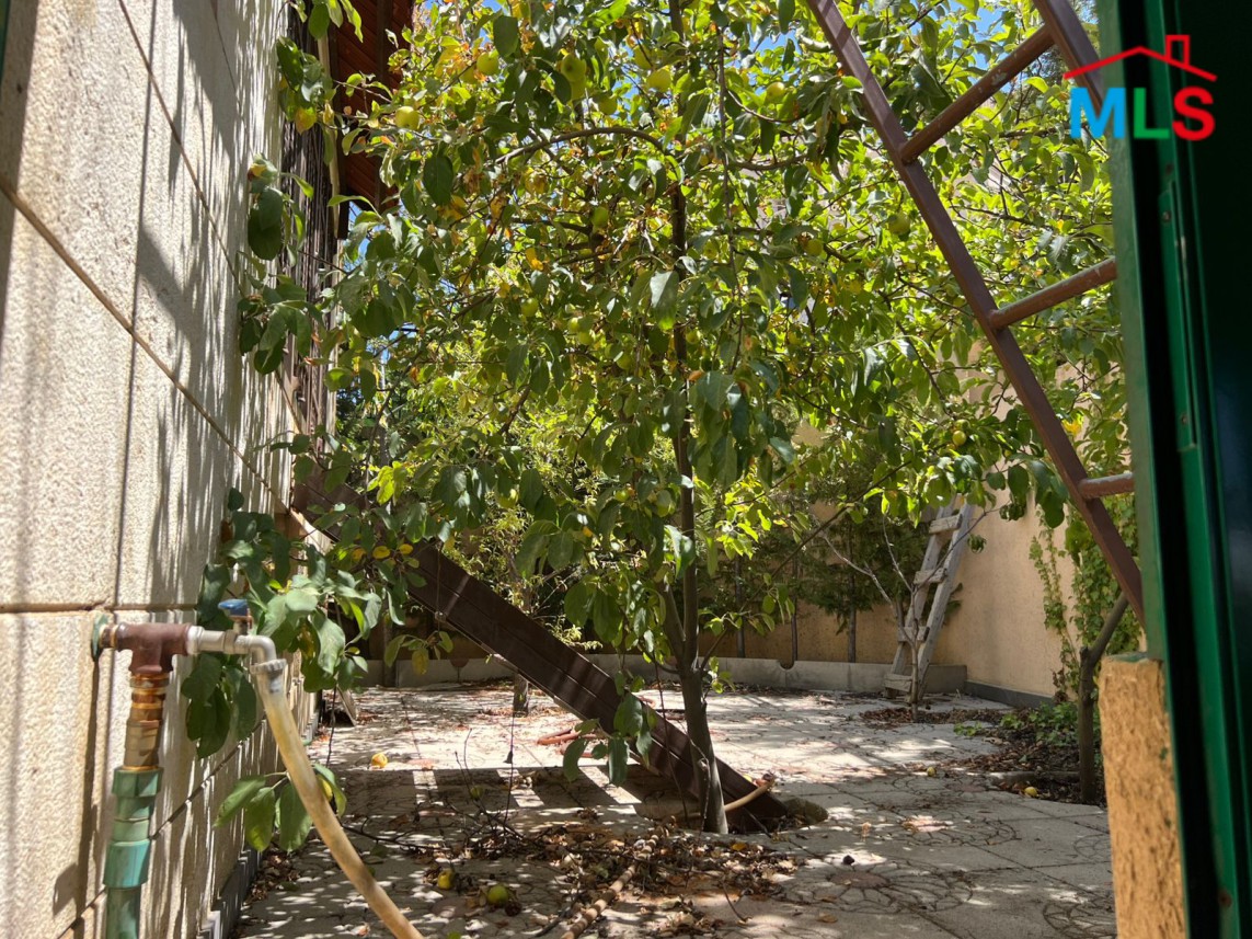 Duplex Villa With Garden For Sale in Rwayset Sawfar, Aley