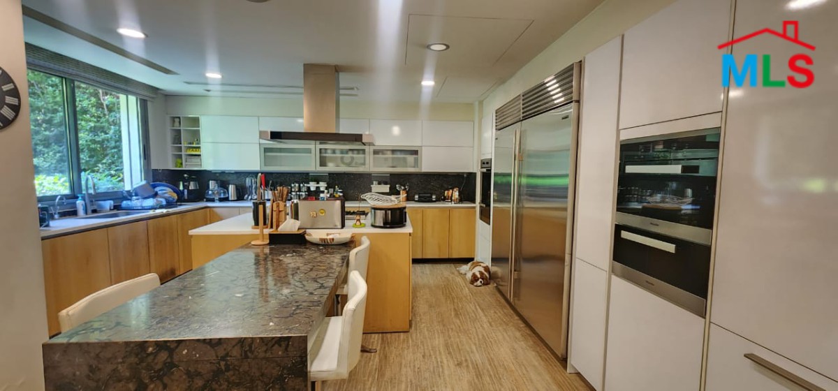 Prestigious Villa With High-End Finishing & Garden For Sale in Jamhour