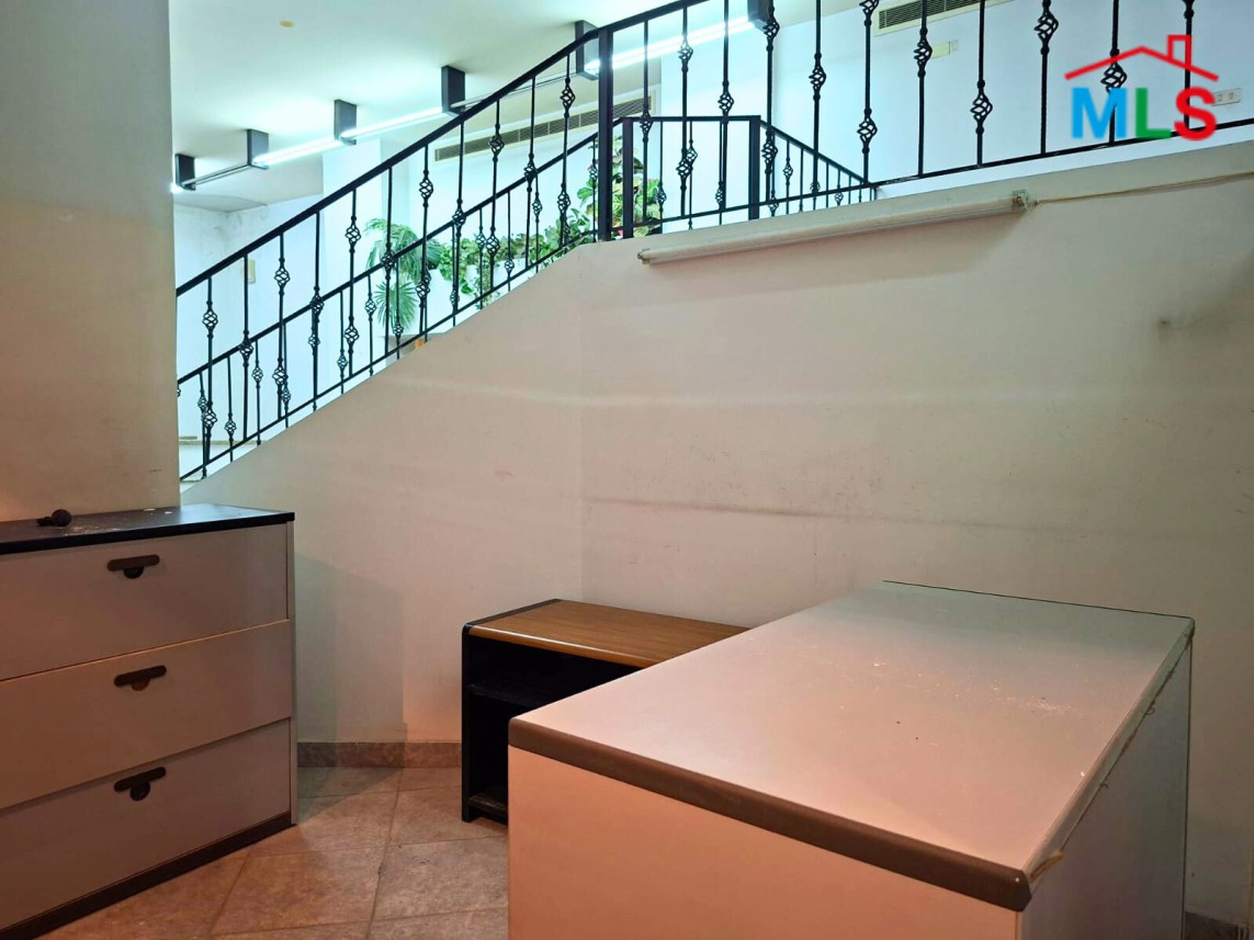 905 SQM Warehouse & Offices For Sale in Verdun, Ras Beirut
