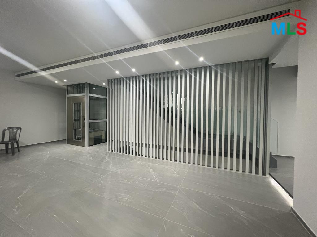386 SQM 3-Level Shop For Sale in Achrafieh, Sodeco