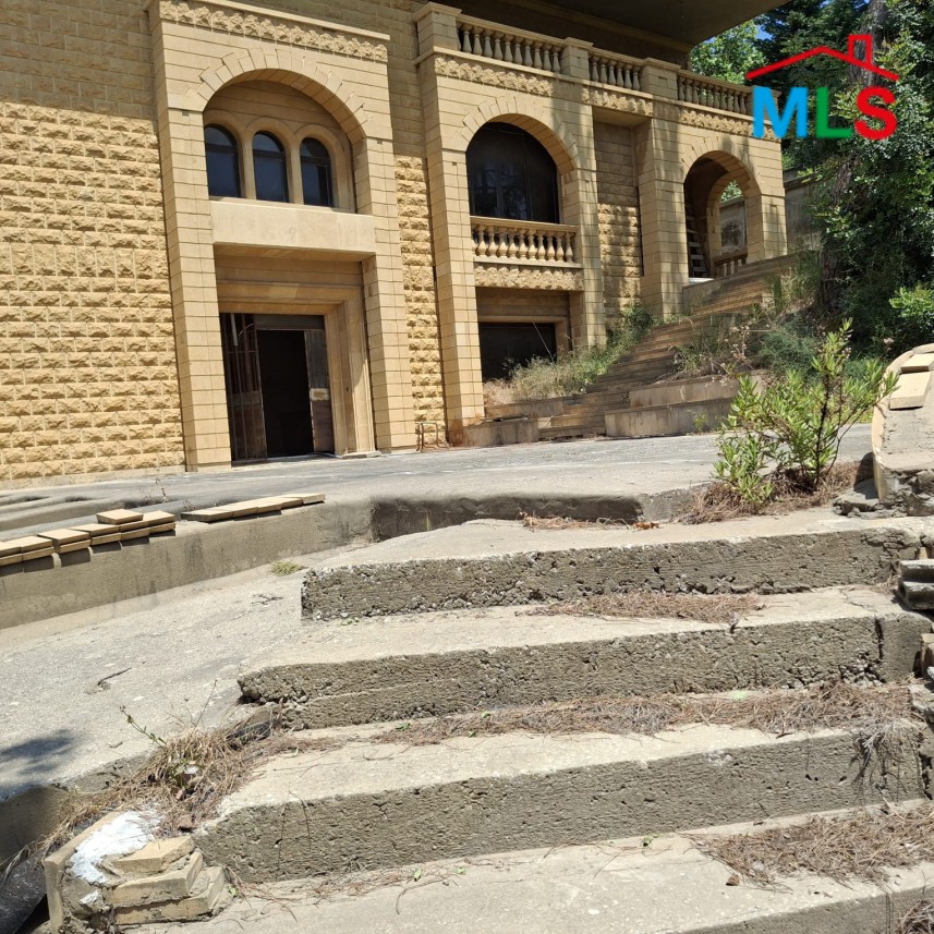3,883 SQM Land with Villa For Sale in Naccache