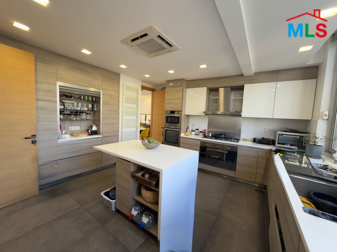 Beautiful 3-Bedroom Apartment For Sale in Achrafieh, Sioufi