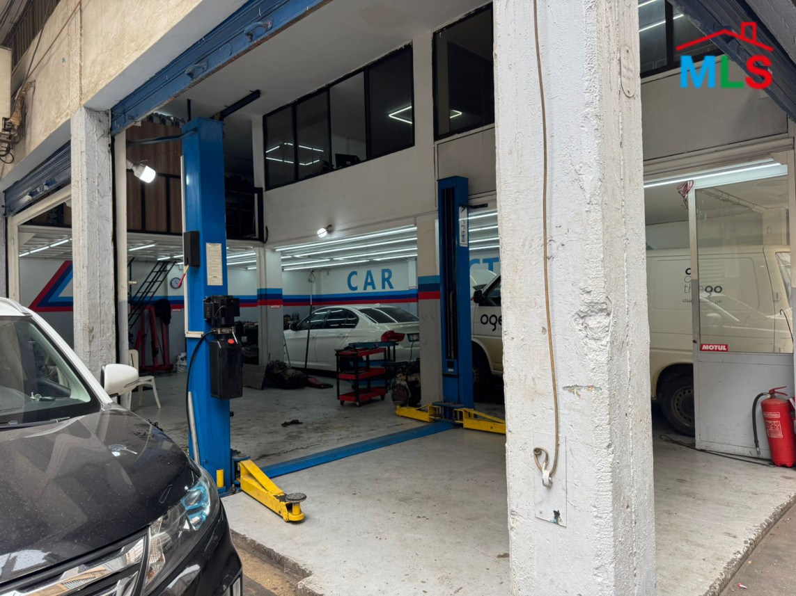 Industrial Grade 1 Shop With Offices & Mezanine For Sale in Sed El Bouchrieh