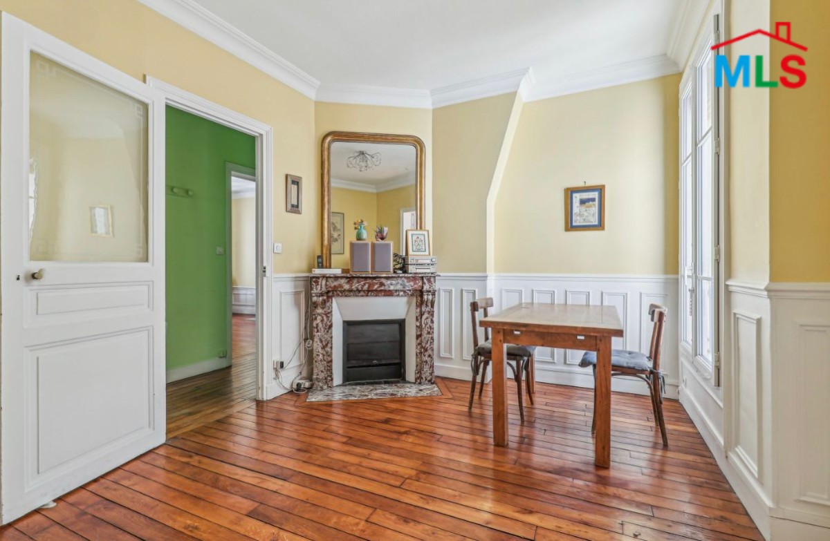 HIGH POTENTIAL APARTMENT FOR SALE l PLACE DES VOSGES l PARIS 4ème, FRANCE - 54m2