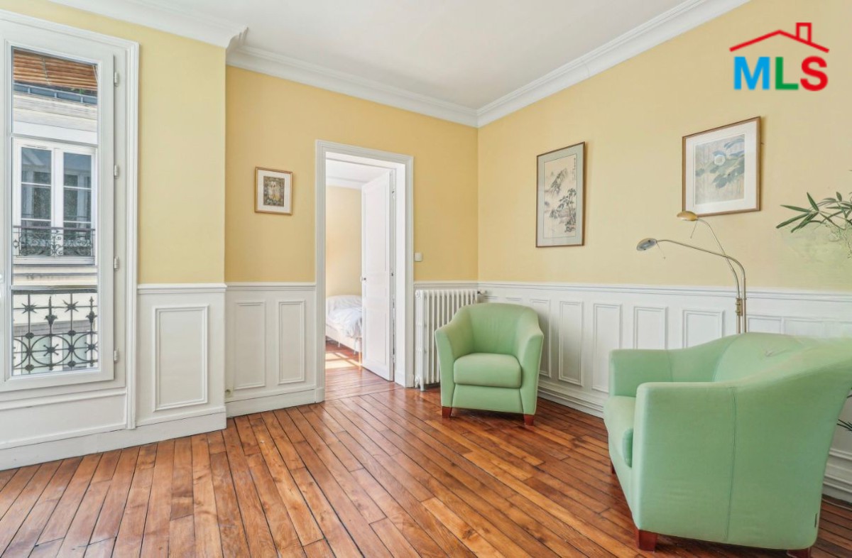HIGH POTENTIAL APARTMENT FOR SALE l PLACE DES VOSGES l PARIS 4ème, FRANCE - 54m2