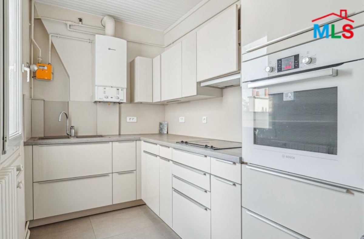 HIGH POTENTIAL APARTMENT FOR SALE l PLACE DES VOSGES l PARIS 4ème, FRANCE - 54m2