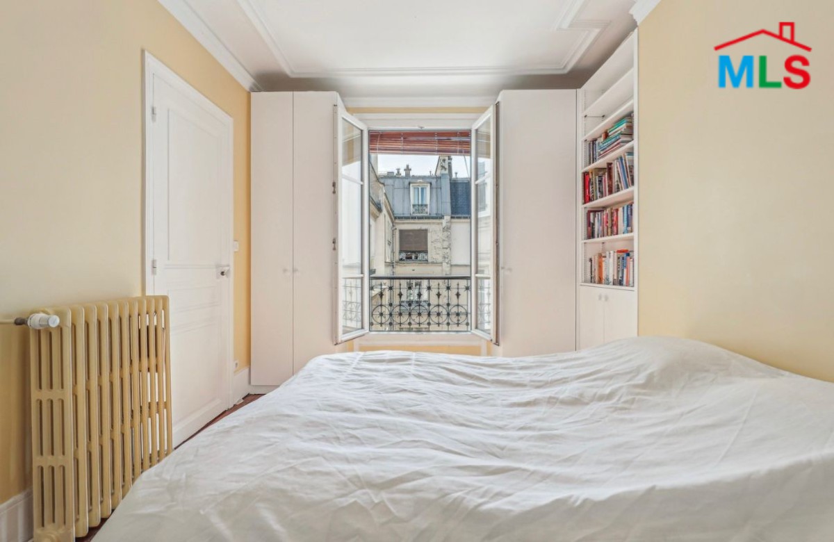 HIGH POTENTIAL APARTMENT FOR SALE l PLACE DES VOSGES l PARIS 4ème, FRANCE - 54m2