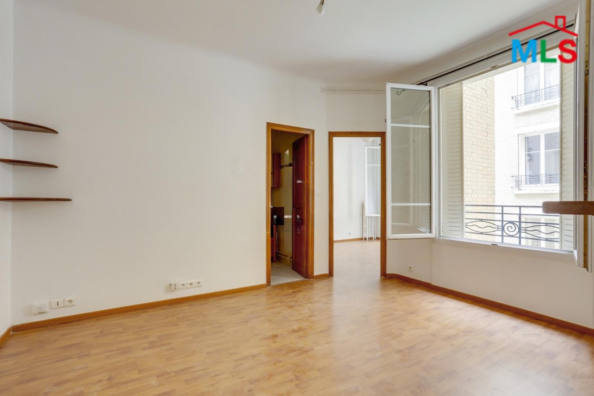 BRIGHT APARTMENT FOR SALE l SAINT-AMAND l PARIS 15ème, FRANCE - 33m2