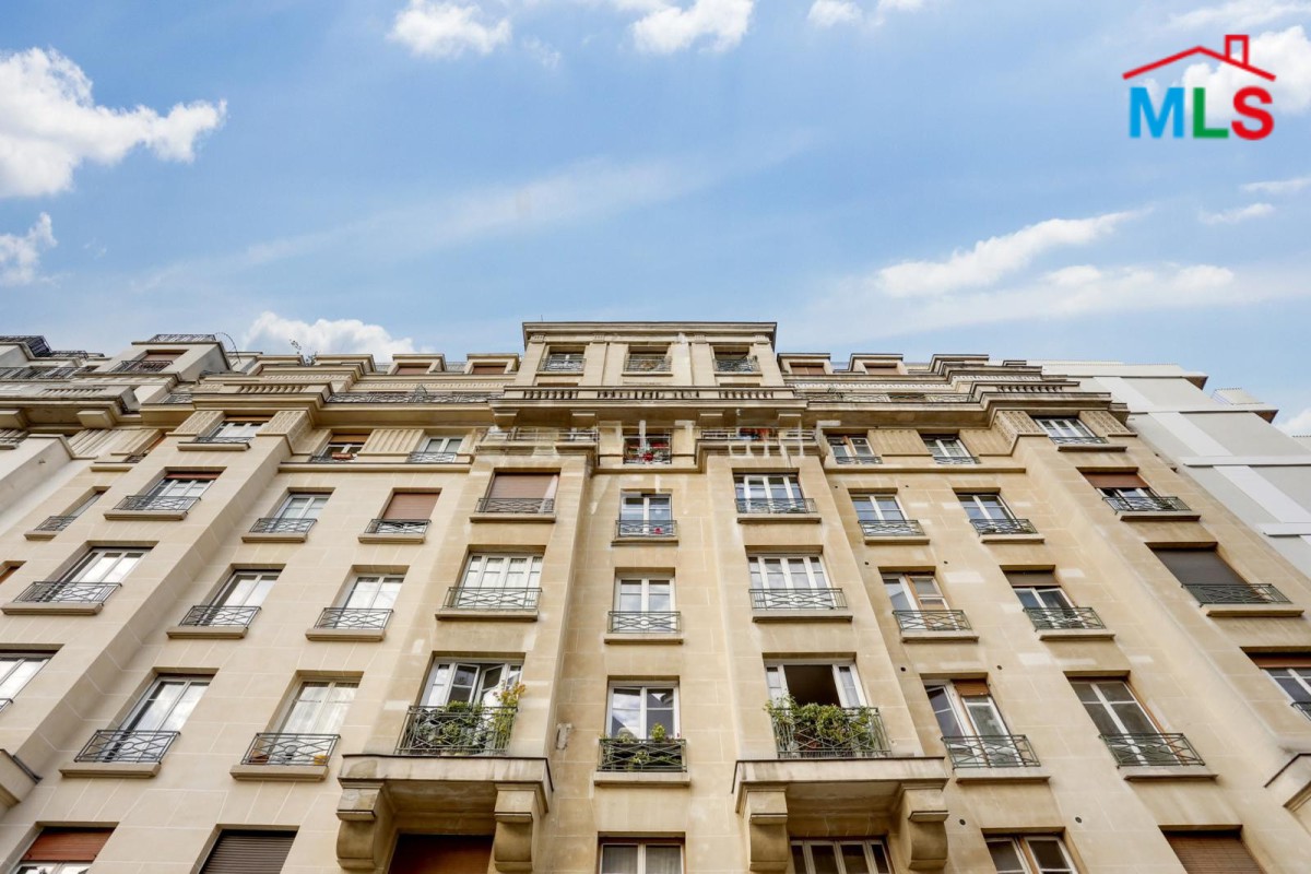 BRIGHT APARTMENT FOR SALE l SAINT-AMAND l PARIS 15ème, FRANCE - 33m2