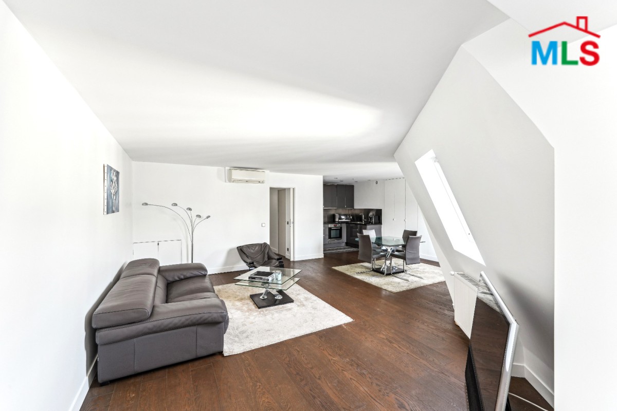 BRIGHT APARTMENT FOR SALE l FAUBOURG SAINT-HONORÉ l PARIS 8ème, FRANCE - 74m2