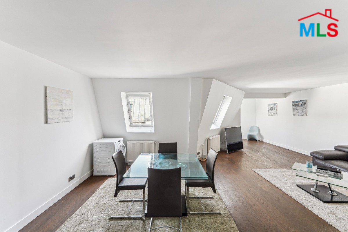 BRIGHT APARTMENT FOR SALE l FAUBOURG SAINT-HONORÉ l PARIS 8ème, FRANCE - 74m2