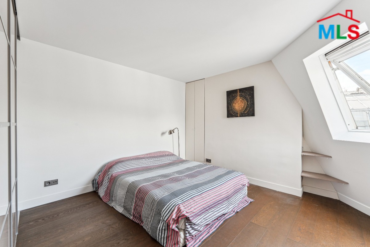 BRIGHT APARTMENT FOR SALE l FAUBOURG SAINT-HONORÉ l PARIS 8ème, FRANCE - 74m2