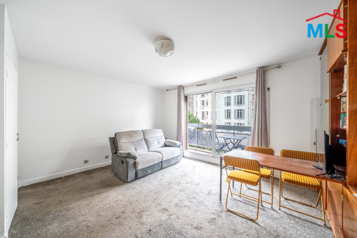 STUDIO AVEC BALCON FOR SALE l LECOURBE l PARIS 15ème l FRANCE - 30m2