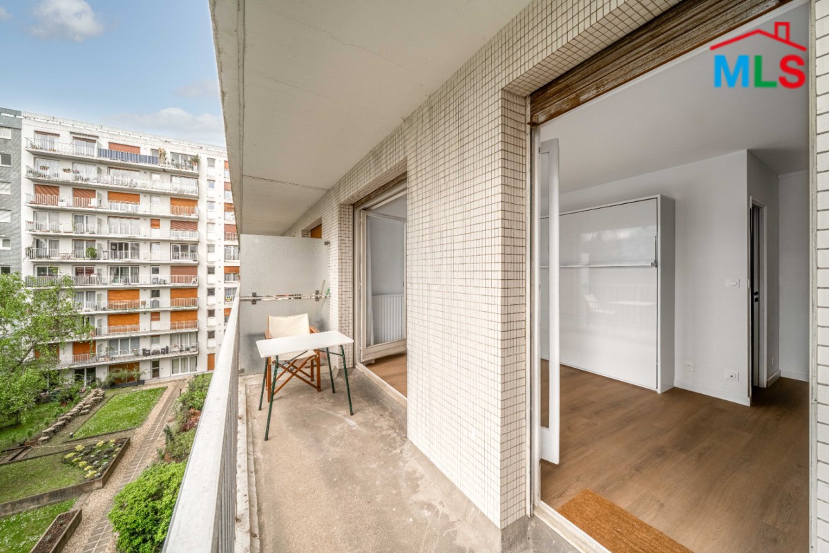 STUDIO WITH TERRACE FOR SALE l PLACE D'ALLERAY l PARIS 15ème l FRANCE - 25m2