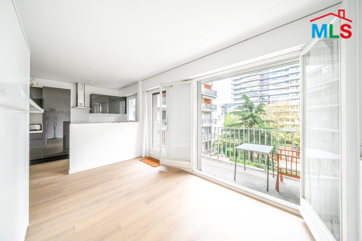 STUDIO WITH TERRACE FOR SALE l PLACE D'ALLERAY l PARIS 15ème l FRANCE - 25m2