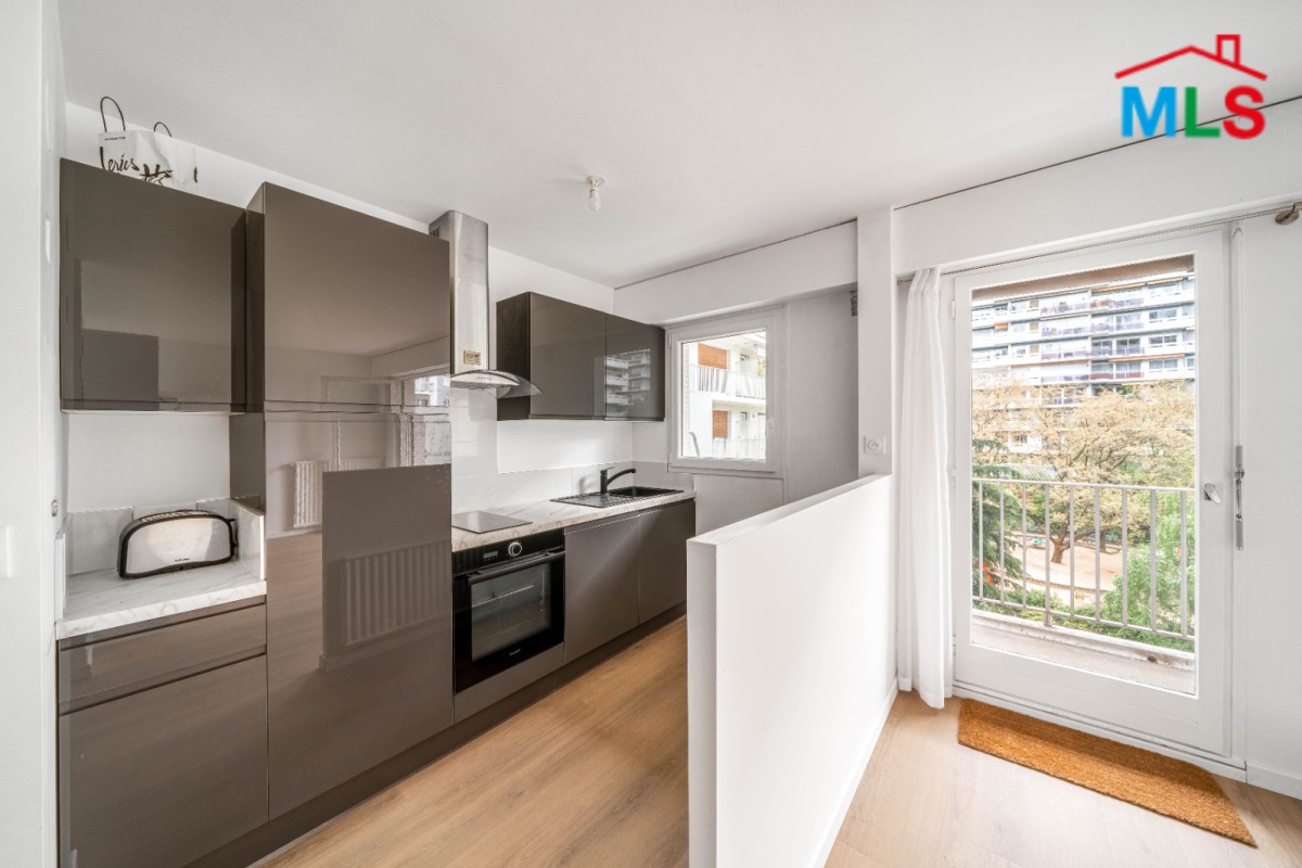 STUDIO WITH TERRACE FOR SALE l PLACE D'ALLERAY l PARIS 15ème l FRANCE - 25m2