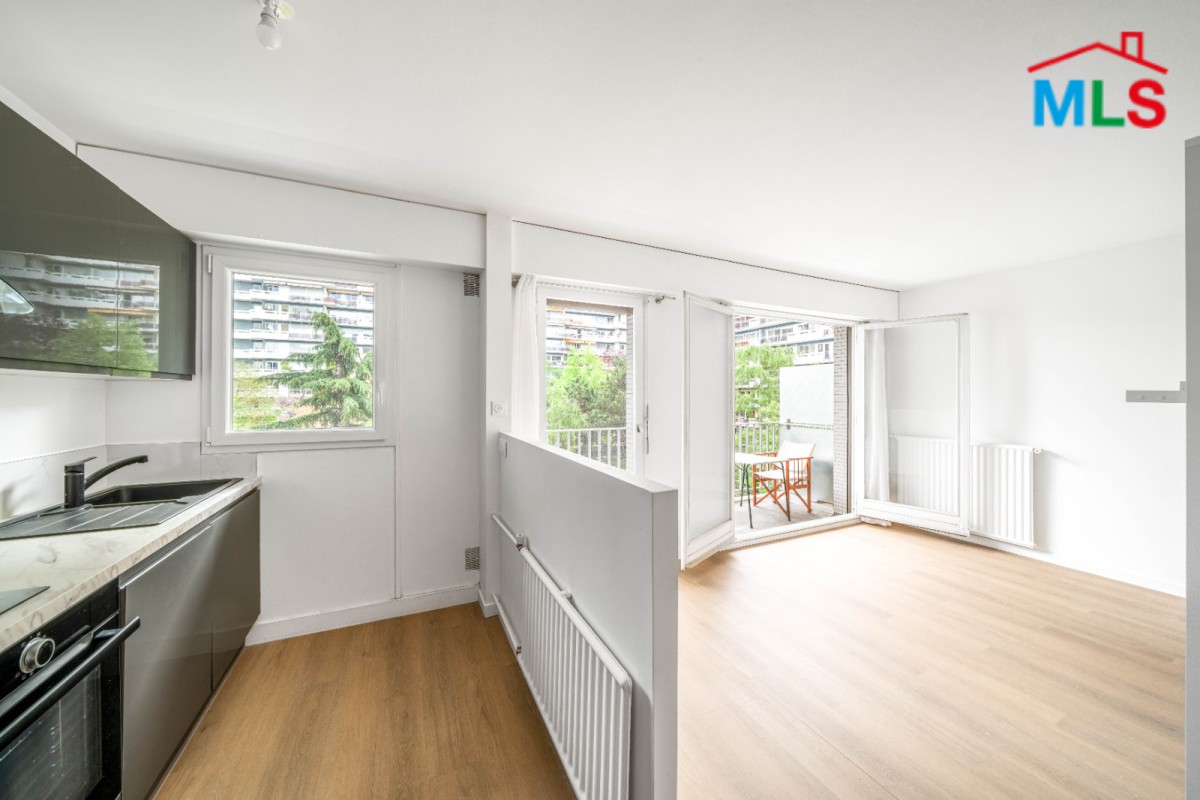 STUDIO WITH TERRACE FOR SALE l PLACE D'ALLERAY l PARIS 15ème l FRANCE - 25m2