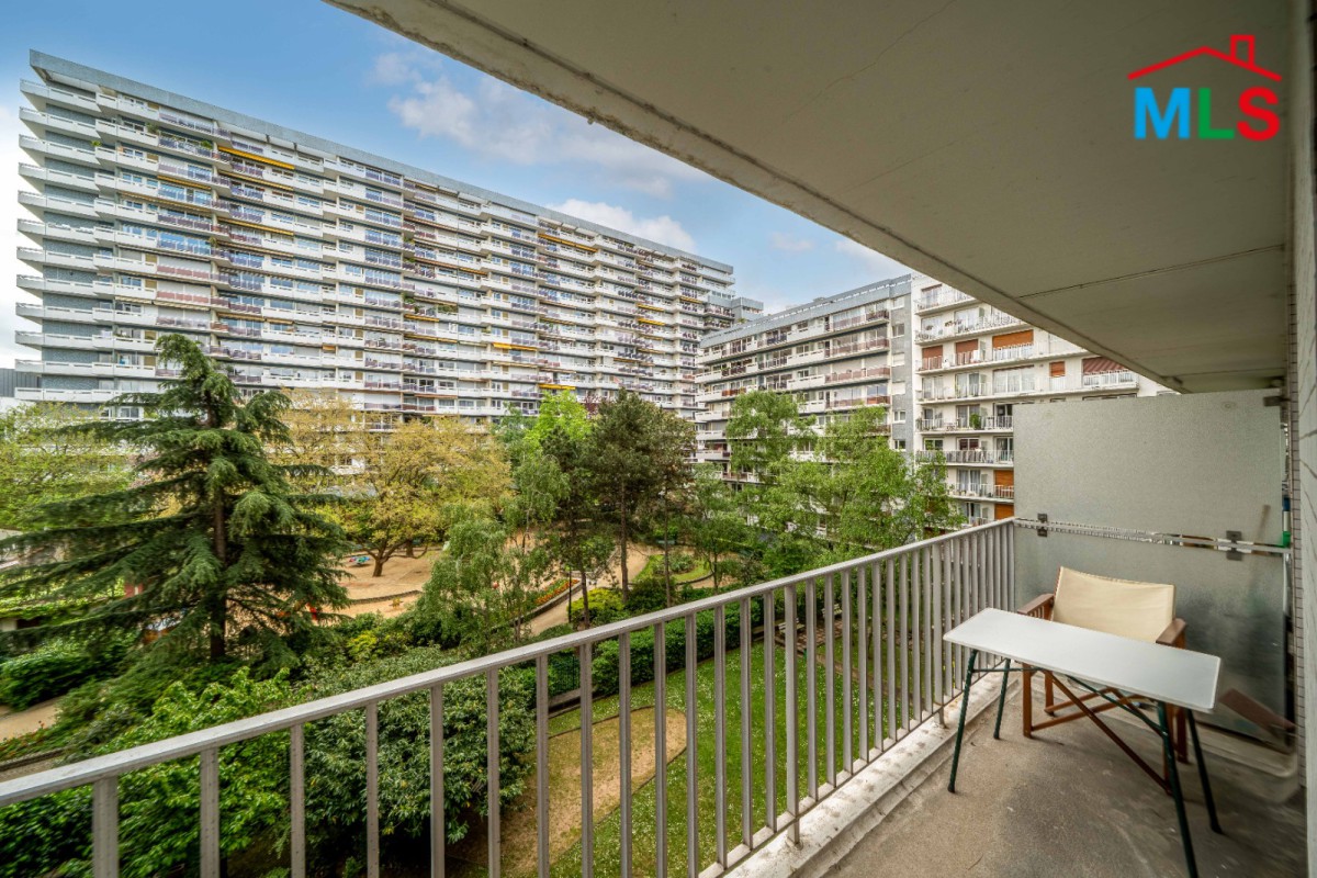 STUDIO WITH TERRACE FOR SALE l PLACE D'ALLERAY l PARIS 15ème l FRANCE - 25m2