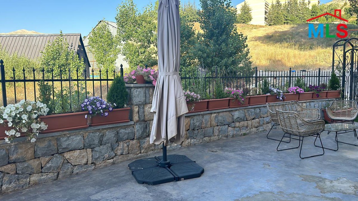 Chalet With Terrace For Sale in A Prime Location in Zaarour