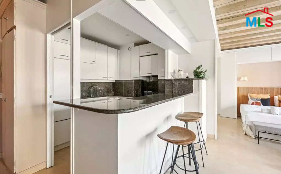 FURNISHED APARTMENT FOR SALE l ÎLE SAINT-LOUIS L PARIS 4ème, FRANCE - 42m2