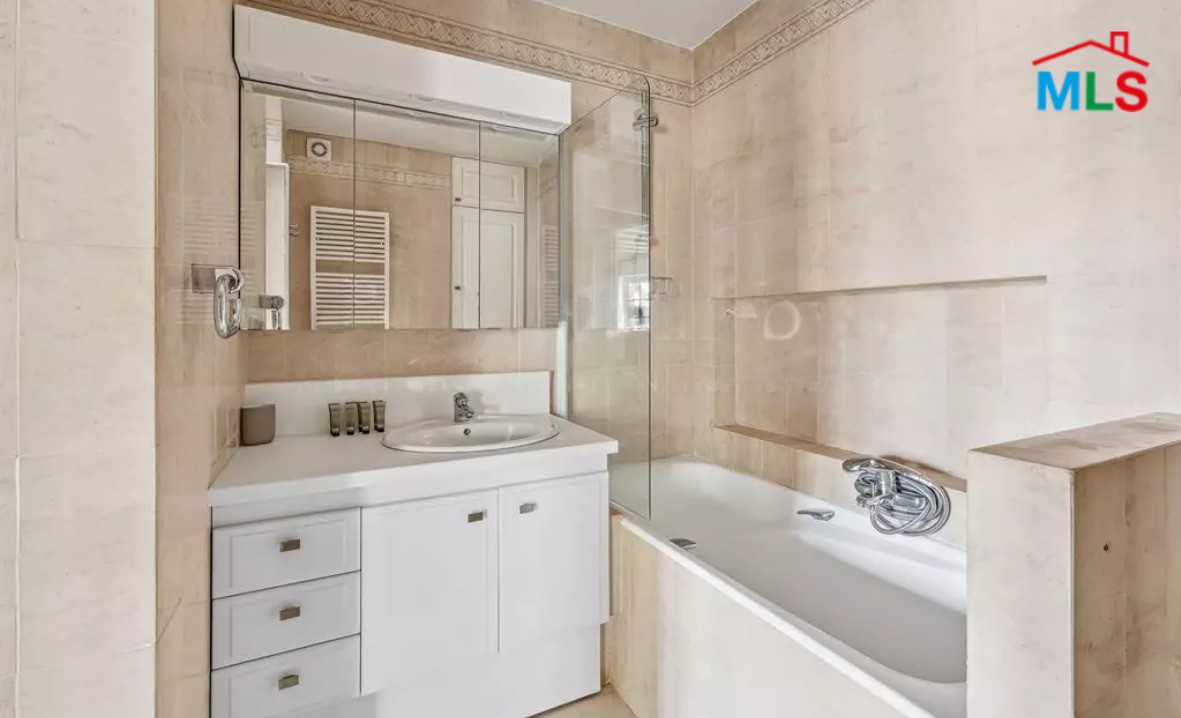 FURNISHED APARTMENT FOR SALE l ÎLE SAINT-LOUIS L PARIS 4ème, FRANCE - 42m2