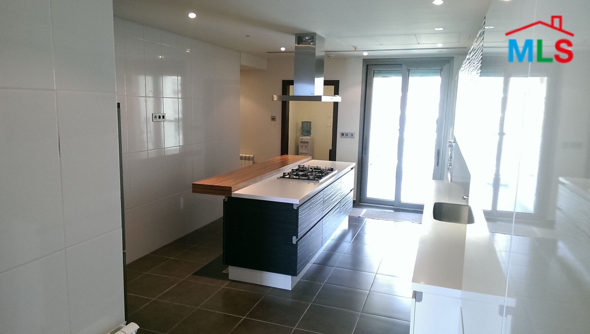 Luxurious & High-End Apartment with Sea view For Sale in Rawche, Ras Beirut