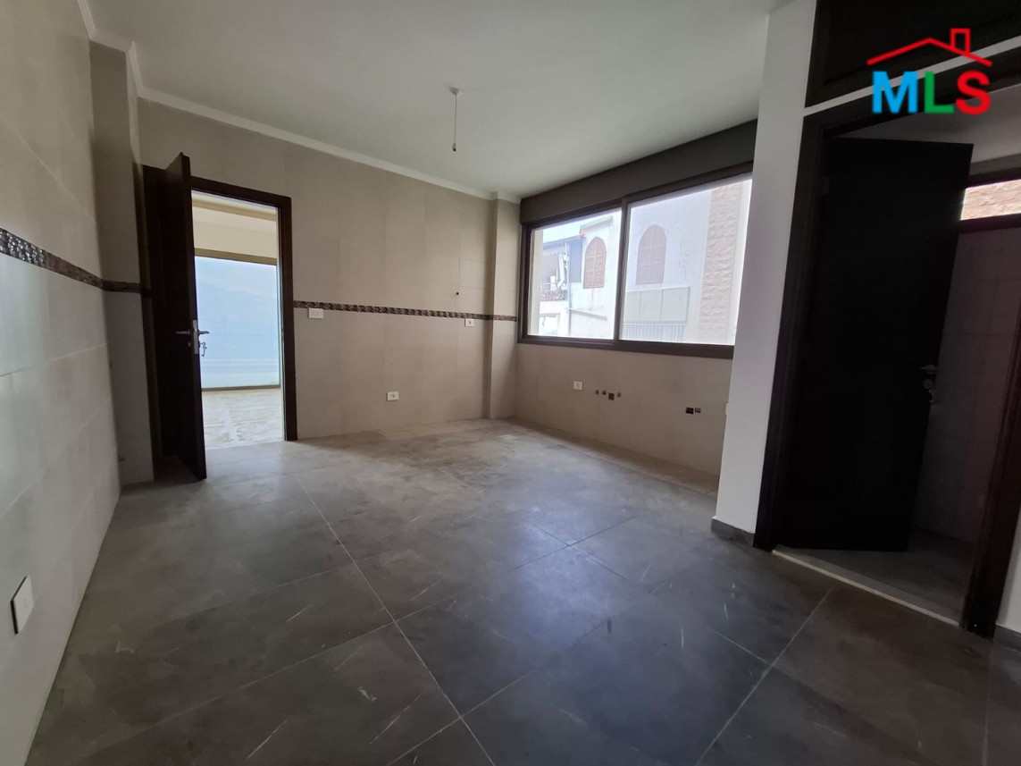 Spacious 3-Bedroom Apartment With Garden For Sale in Shayle