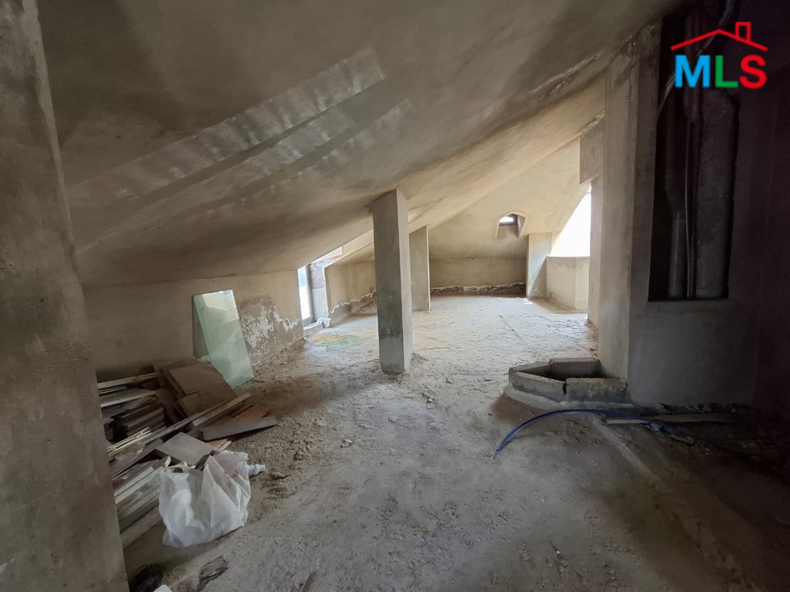 Lovely Duplex With Terrace & Mountain View For Sale in Shayle