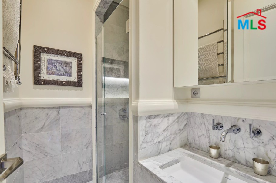 CHARMING APARTMENT FOR SALE l TERNES l PARIS 17ème l FRANCE - 126m2
