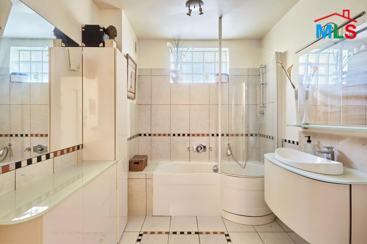 APARTMENT WITH BALCONY FOR SALE l MUETTE l PARIS 16ème l FRANCE - 84m2