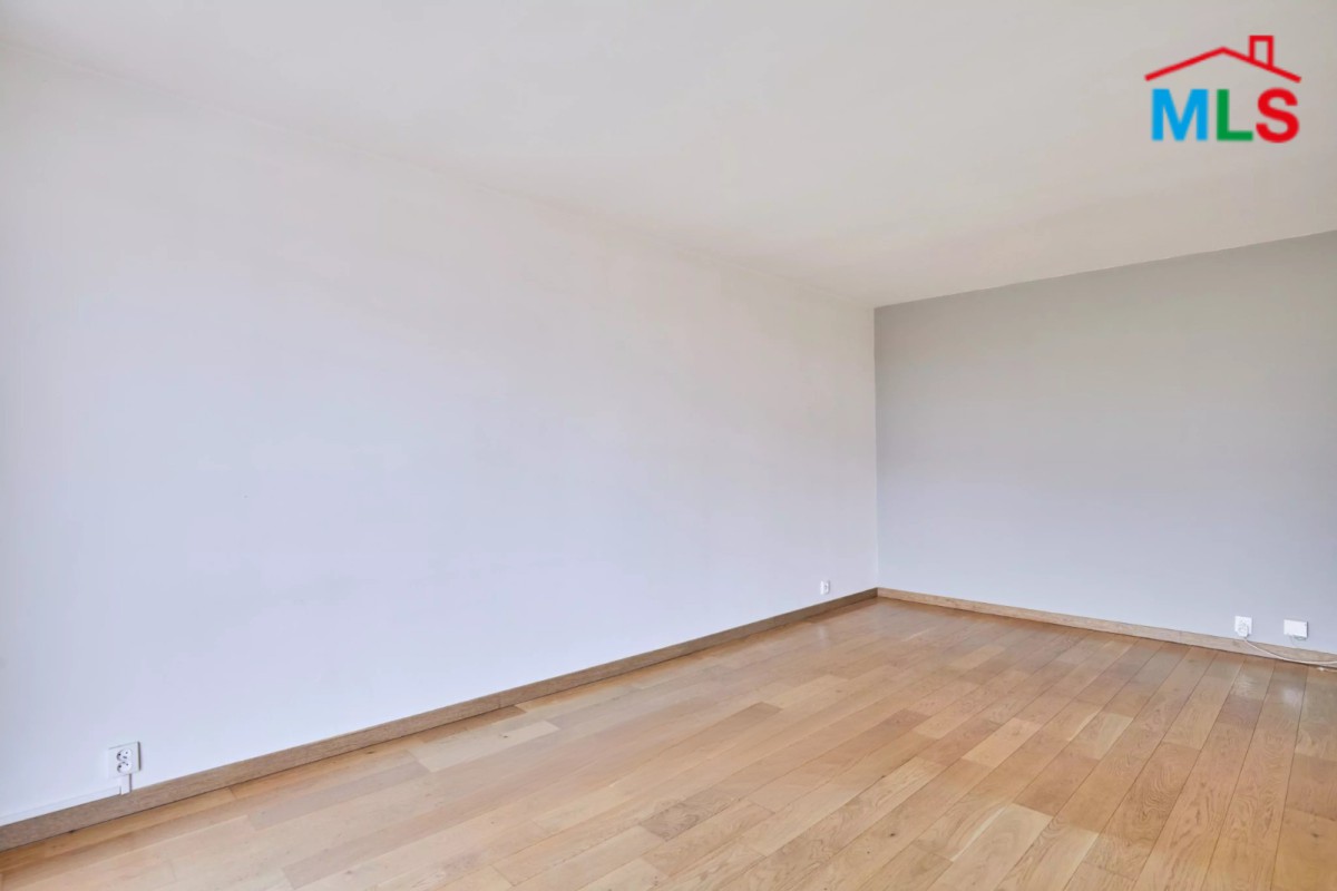 APARTMENT WITH BALCONY FOR SALE l MICHEL ANGE I PARIS 16ème l FRANCE- 53m2
