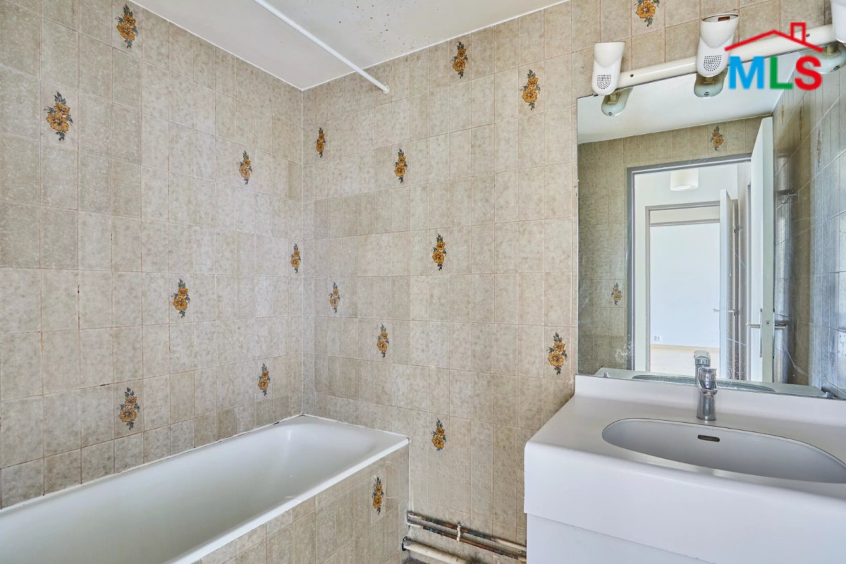 APARTMENT WITH BALCONY FOR SALE l MICHEL ANGE I PARIS 16ème l FRANCE- 53m2