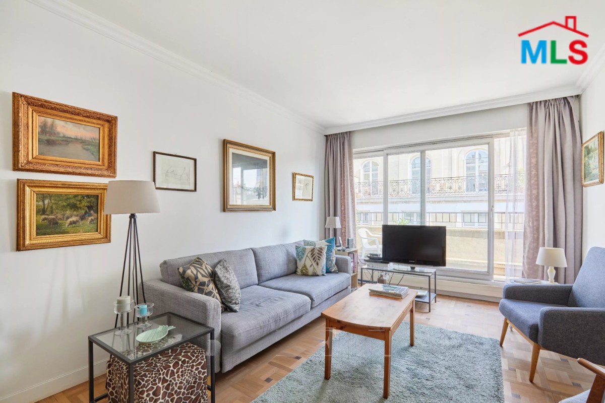 APARTMENT WITH BALCONY FOR SALE l MUETTE l PARIS 16ème l FRANCE - 64m2