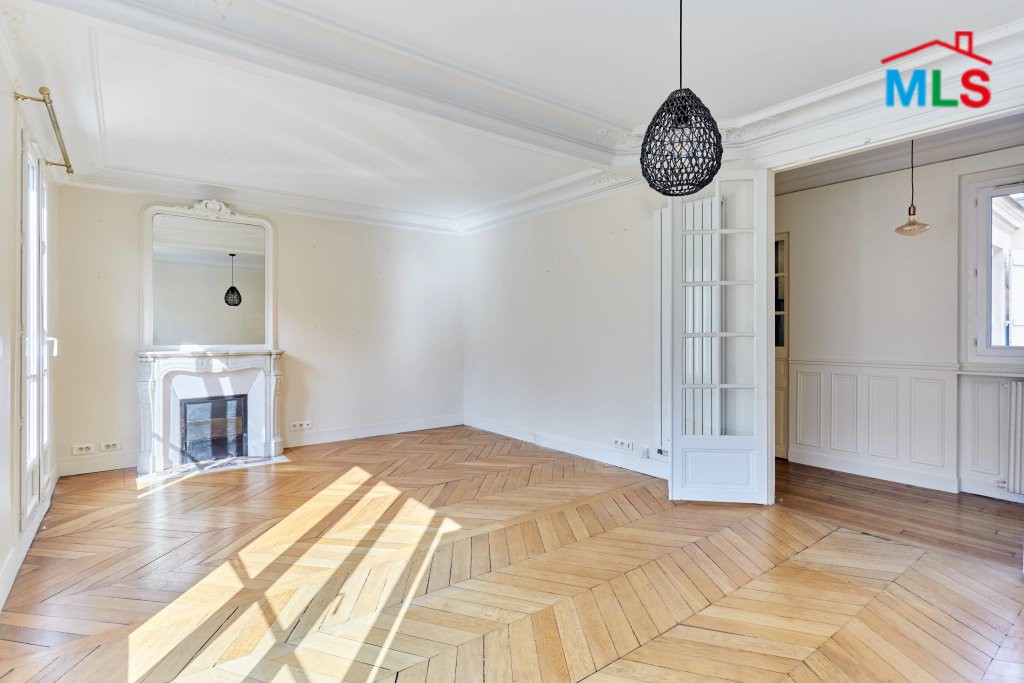 APARTMENT FOR SALE WITH BALCONY l PASSY l PARIS 16ème l FRANCE - 52m2
