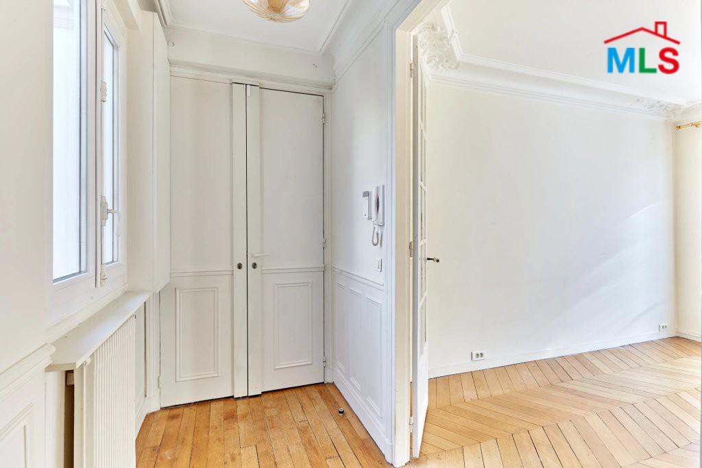 APARTMENT FOR SALE WITH BALCONY l PASSY l PARIS 16ème l FRANCE - 52m2