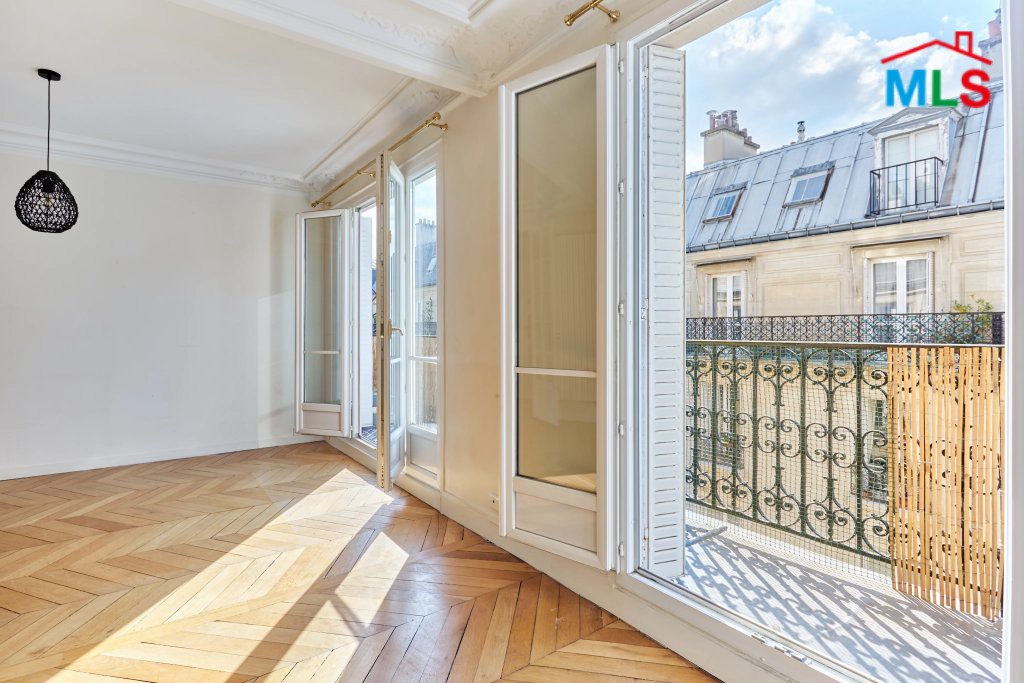 APARTMENT FOR SALE WITH BALCONY l PASSY l PARIS 16ème l FRANCE - 52m2