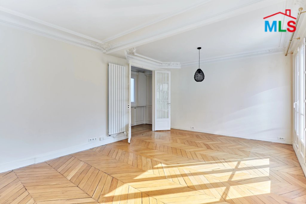 APARTMENT FOR SALE WITH BALCONY l PASSY l PARIS 16ème l FRANCE - 52m2