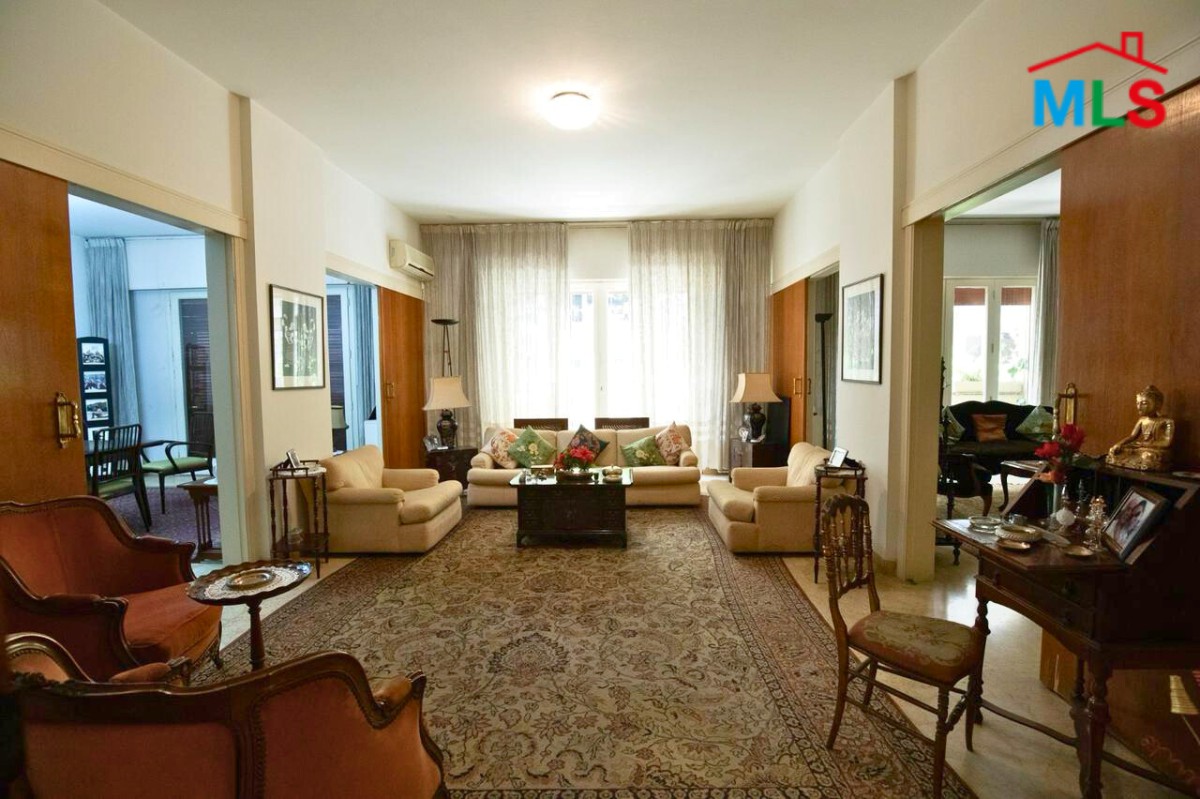 4-Bedroom Apartment For Sale in Achrafieh, Carré D'or