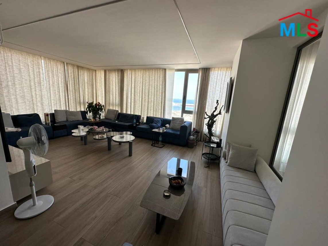 4-Bedroom Unfurnished Apartment with Panoramic Sea View For Sale in Pasteur