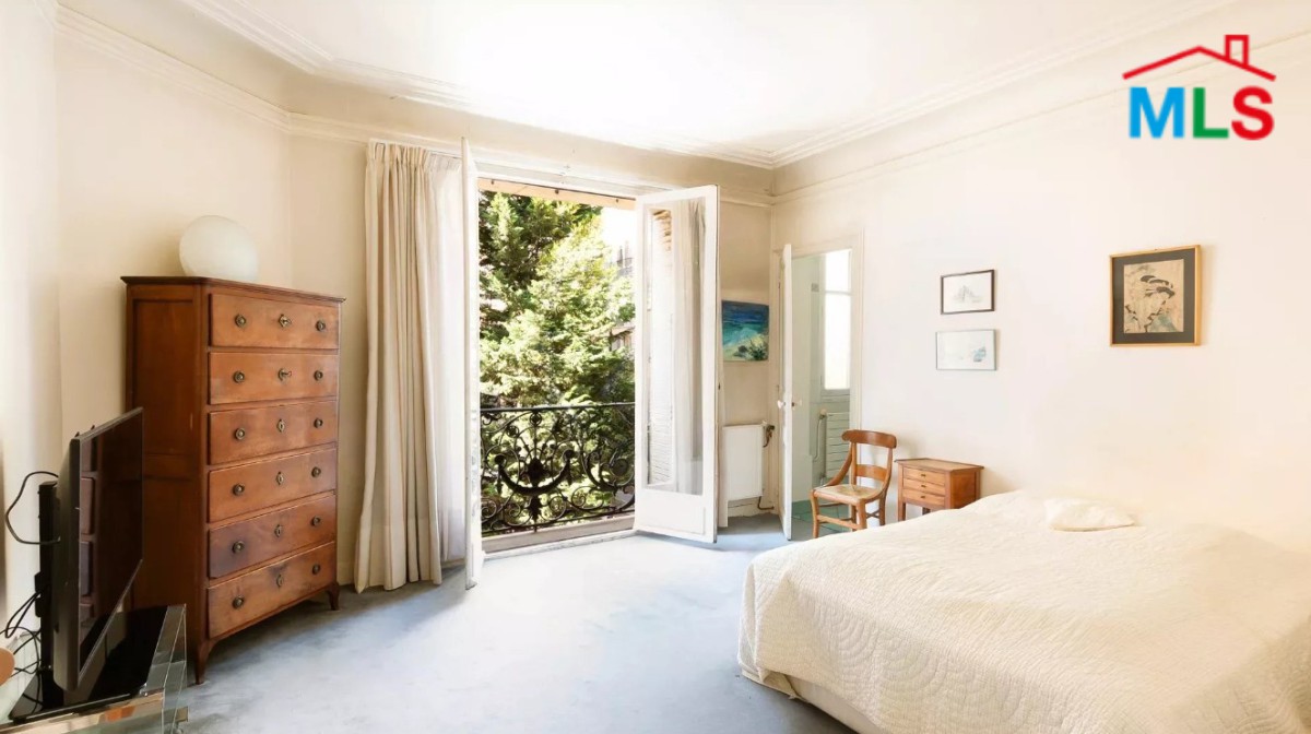 SPACIOUS APARTMENT FOR SALE l PASSY/TOUR I PARIS 16ème l FRANCE - 143m2