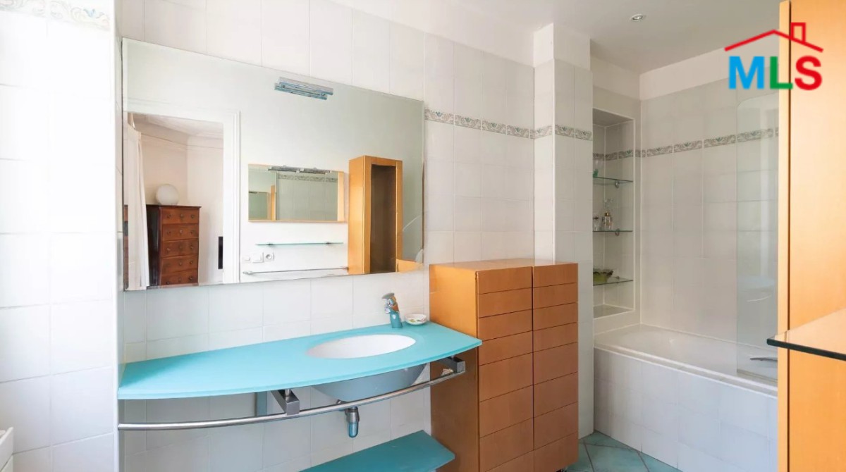 SPACIOUS APARTMENT FOR SALE l PASSY/TOUR I PARIS 16ème l FRANCE - 143m2
