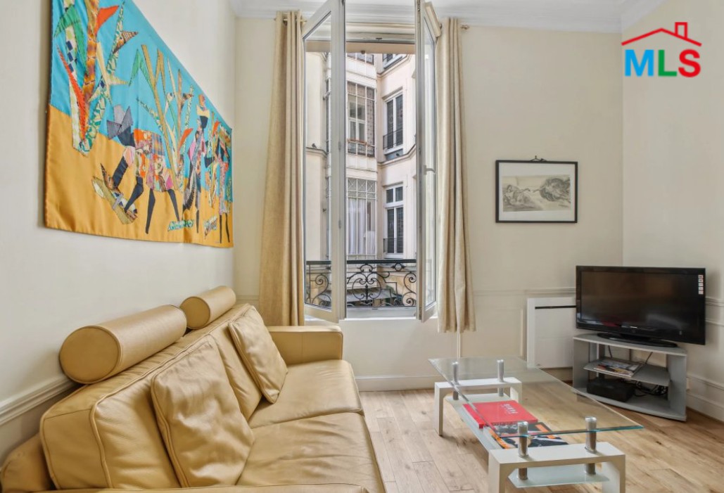 BRIGHT APARTMENT FOR SALE l Faubourg St Honoré I PARIS 8ème l FRANCE- 42m2