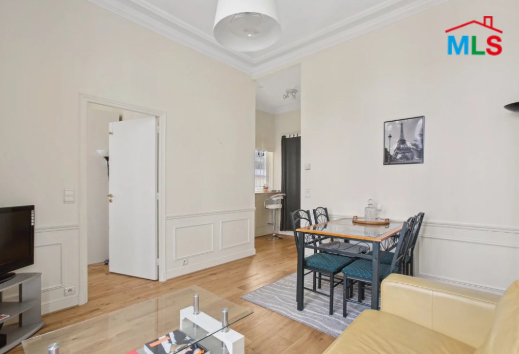 BRIGHT APARTMENT FOR SALE l Faubourg St Honoré I PARIS 8ème l FRANCE- 42m2